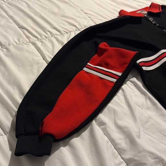 Vintage arctic Men's Black and Red Zip-Up Sweater - Picture 4 of 7